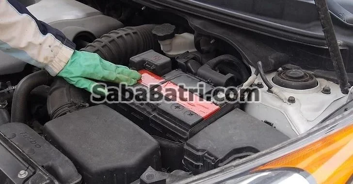 همراه داشتن دستکش برای برداشتن باتری