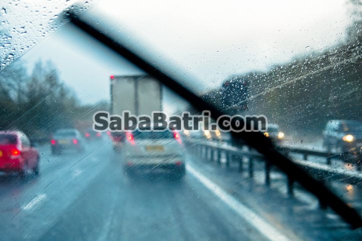 بین خطوط رانندگی کنید نکات رانندگی در هوای بارانی